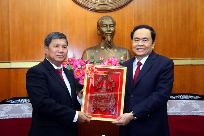 &Ocirc;ng Khăm -bay- Đăm-lắt tặng qu&agrave; cho Chủ tịch UBTW MTTQ Việt Nam Trần Thanh Mẫn