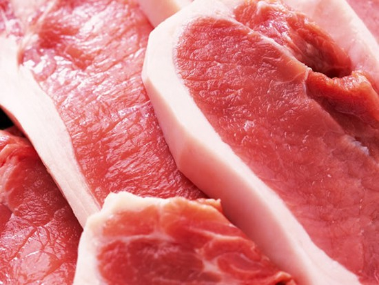 Thịt lợn khỏe miếng thịt tươi hồng, c&oacute; độ đ&agrave;n hồi, d&iacute;nh.