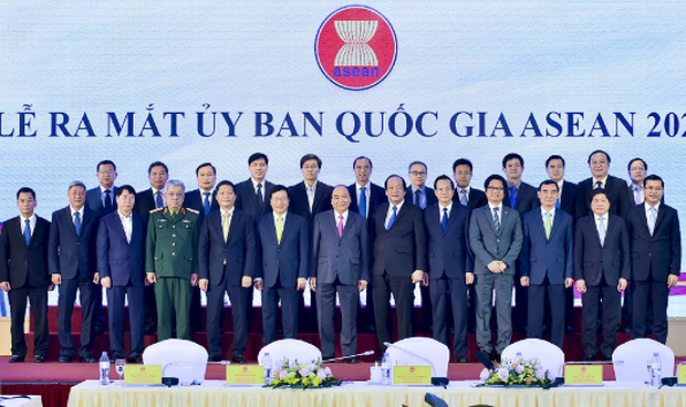 Thủ tướng chụp ảnh c&ugrave;ng c&aacute;c th&agrave;nh vi&ecirc;n Ủy ban Quốc gia ASEAN 2020.