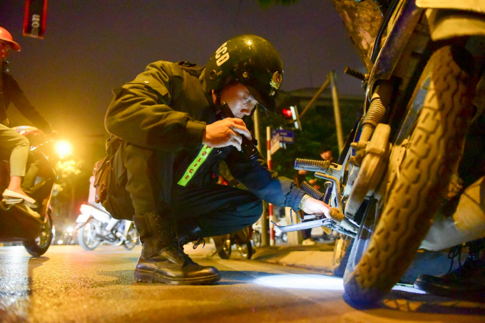 Theo chân Cảnh sát cơ động tuần tra chống đua xe trong đêm Noel