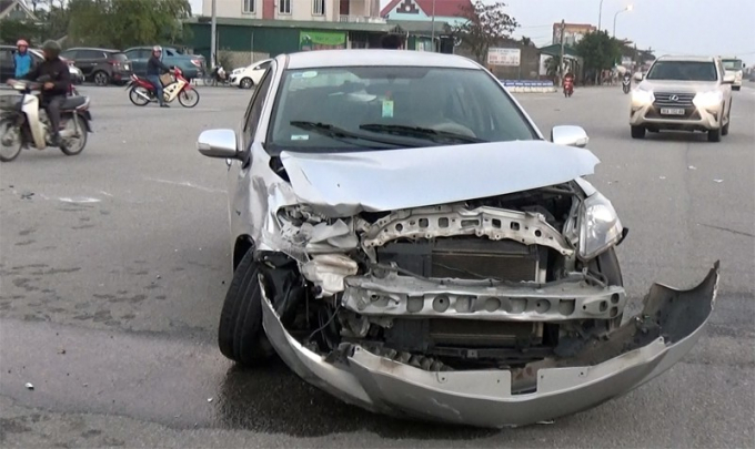 Xe &ocirc; t&ocirc; Toyota Vios cũng bị hư hỏng nặng. May mắn t&agrave;i xế tho&aacute;t nạn.