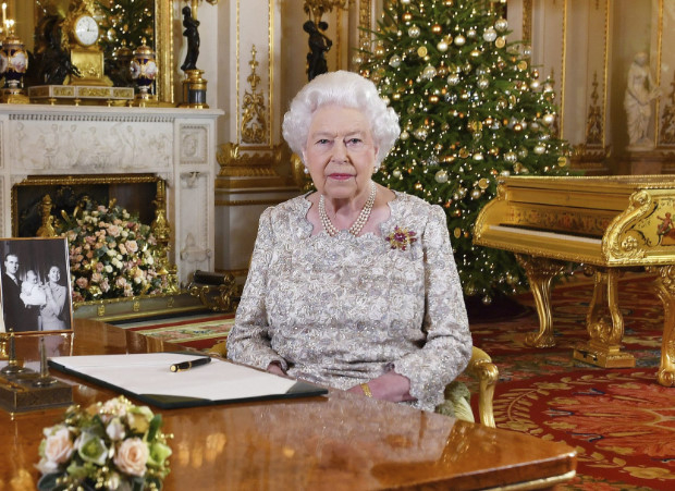 Nữ ho&agrave;ng Anh Elizabeth II ngồi tại Ph&ograve;ng White Drawing, Cung điện Buckingham, London, Anh, dịp lễ Gi&aacute;ng sinh. Ảnh: AP.