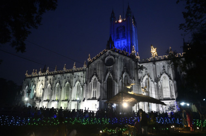 Nh&agrave; thờ St. Paul ở Kolkata, Ấn Độ, được trang ho&agrave;ng trong dịp&nbsp;lễ Gi&aacute;ng sinh 2018. Ảnh: Getty.