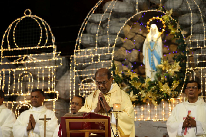 Một buổi lễ được tổ chức tại nh&agrave; thờ Santa Maria ở Dubai, C&aacute;c Tiểu Vương quốc Ả-rập Thống nhất trong đ&ecirc;m Gi&aacute;ng sinh 24/12. Ảnh: Reuters.