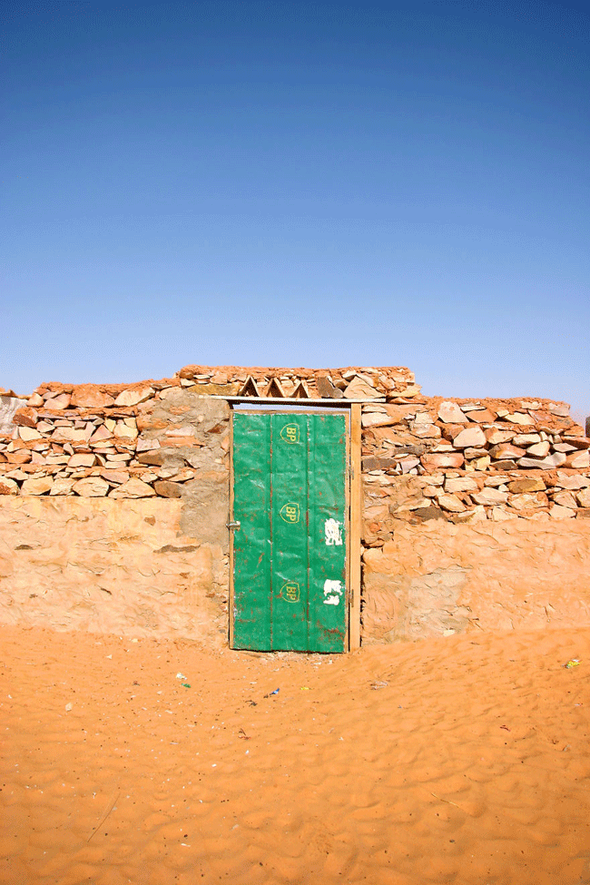 Chinguetti l&agrave; một trong những th&agrave;nh phố lịch sử của sa mạc ở Mauritania. Nằm tr&ecirc;n tuyến đường xuy&ecirc;n qua sa mạc Sahara, nơi đ&acirc;y nổi tiếng về kiến tr&uacute;c gắn với những ảnh hưởng về thương mại v&agrave; văn h&oacute;a trong thời kỳ trước đ&acirc;y. Chiếc cửa n&agrave;y tượng trưng cho th&agrave;nh phố Chinguetti l&agrave; di sản thế giới của UNESCO.