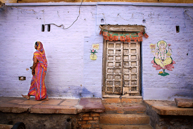 Ng&ocirc;i nh&agrave; truyền thống ở ph&aacute;o đ&agrave;i Jaisalmer, Ấn Độ thực sự l&agrave; một m&ecirc; cung. Lối v&agrave;o của n&oacute; được trang tr&iacute; với h&igrave;nh ảnh của vị thần đầu voi Ganesh.