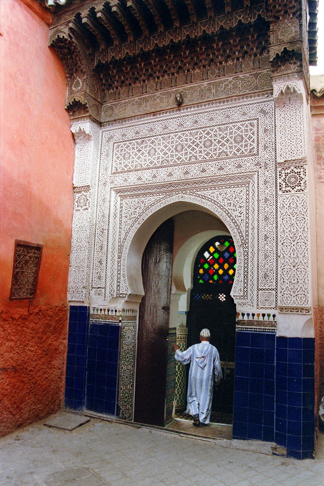 Th&agrave;nh phố cổ Medina những kỳ quan kiến tr&uacute;c ấn tượng v&agrave; t&acirc;m linh. Người đ&agrave;n &ocirc;ng n&agrave;y đang mở c&aacute;nh cửa v&agrave;o thăm lăng mộ của Sidi Abdel Aziz.