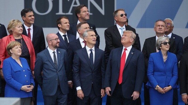 Tổng thống Trump quay ri&ecirc;ng một hướng so với l&atilde;nh đạo c&aacute;c nước th&agrave;nh vi&ecirc;n NATO tại hội nghị thượng đỉnh ở Bỉ hồi th&aacute;ng 7. (Ảnh: Reuters)