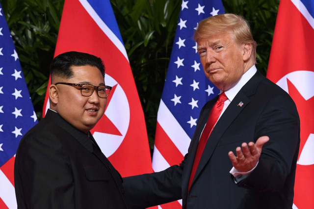 Tổng thống Trump gặp nh&agrave; l&atilde;nh đạo Kim Jong-un tại Singapore. (Ảnh: Reuters)