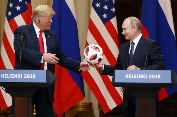 Tổng thống Putin tặng cho &ocirc;ng Trump một quả b&oacute;ng trong cuộc gặp tại Phần Lan. (Ảnh: Reuters)