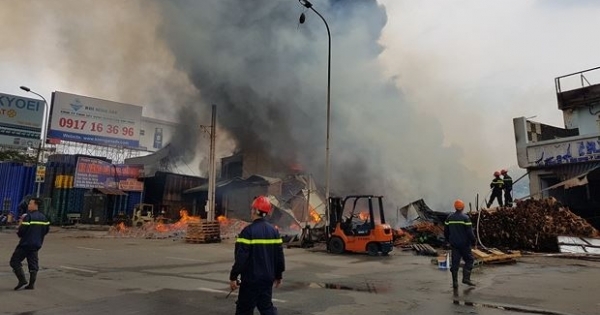 Cháy lớn thiêu rụi nhiều nhà xưởng tại ngã 3 Vũng Tàu