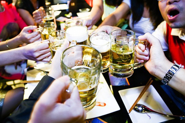 Người Việt uống bia rượu ng&agrave;y c&agrave;ng gia tăng.