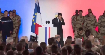 Binh sĩ ngất xỉu ngay trước mặt Tổng thống Pháp