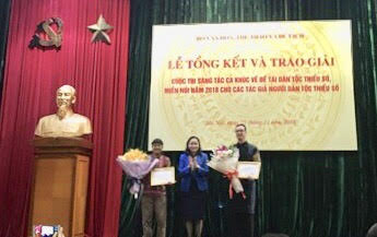 Thứ trưởng Trịnh Thị Thủy trao thưởng cho c&aacute;c t&aacute;c giả c&oacute; t&aacute;c phẩm đoạt giải nhất.