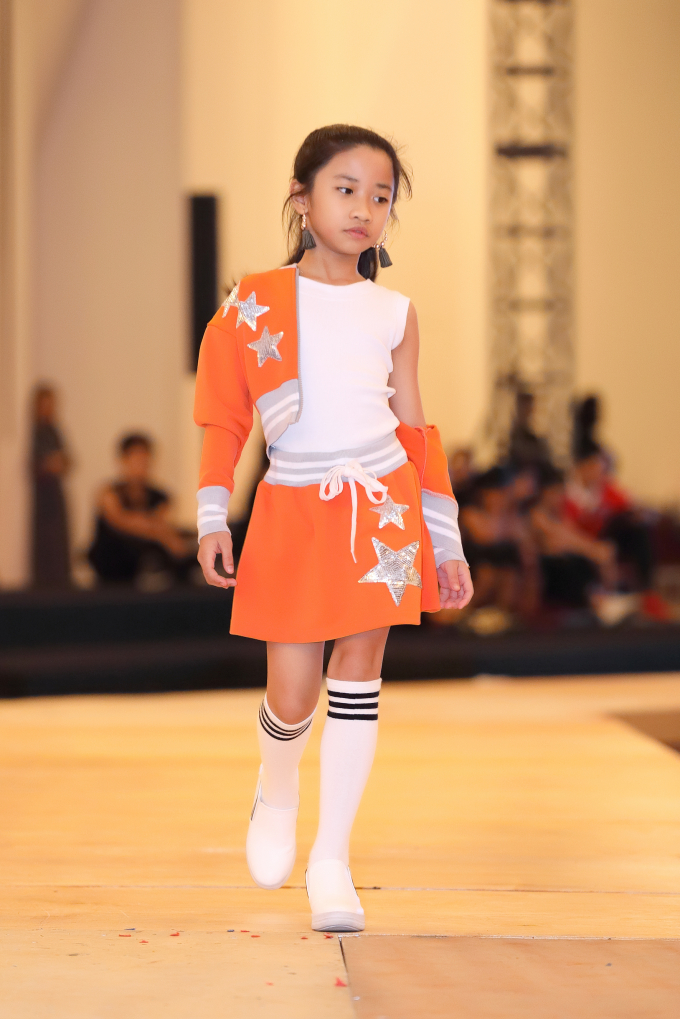 Phương Kh&aacute;nh, Khả Trang khoe nhan sắc tr&ecirc;n s&agrave;n tập 'Asian Kids Fashin Show'