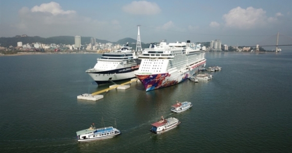 Cảng tàu khách du lịch quốc tế Hạ Long lần đầu đón hai tàu 5 sao neo đậu cùng lúc