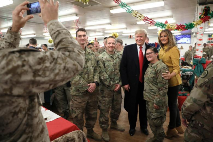 Tổng thống Trump v&agrave; Đệ nhất phu nh&acirc;n Melania Trump đ&atilde; c&oacute; chuyến thăm bất ngờ trong kỳ nghỉ lễ tại doanh trại qu&acirc;n đội Mỹ ở Iraq.