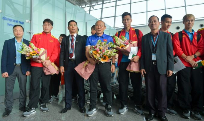 Đại diện của Vietnam Airlines đ&atilde; tặng hoa v&agrave; gửi lời ch&uacute;c tốt đẹp đến Đội tuyển b&oacute;ng đ&aacute; Việt Nam.