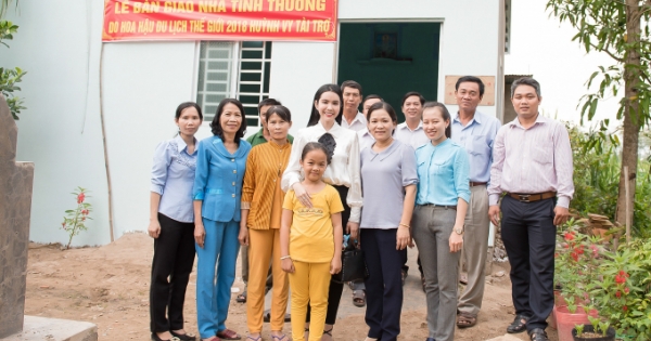 Huỳnh Vy tặng nhà tình thương, quyên góp tiền xây cầu kiên cố cho bà con tỉnh Đồng Tháp