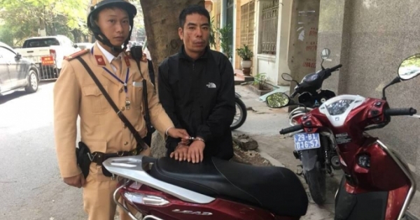 Hà Nội: CSGT cùng người dân tóm gọn tên trộm xe máy trên phố