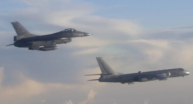 Một m&aacute;y bay F-16 của Đ&agrave;i Loan bay gần một m&aacute;y bay n&eacute;m bom H-6 của Trung Quốc gần eo biển Bashi (Ảnh: Military News Agency)