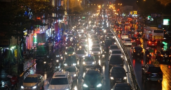 Nghỉ Tết dương lịch, đường phố Hà Nội ùn tắc trong mưa