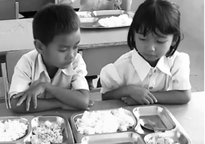 Niềm vui của học sinh lớp 1 với bữa cơm trưa tại trường.