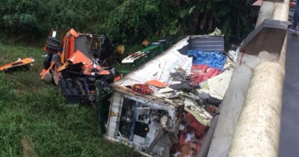 Tuyên Quang: Xe container bất ngờ lao xuống vực, tài xế may mắn thoát chết