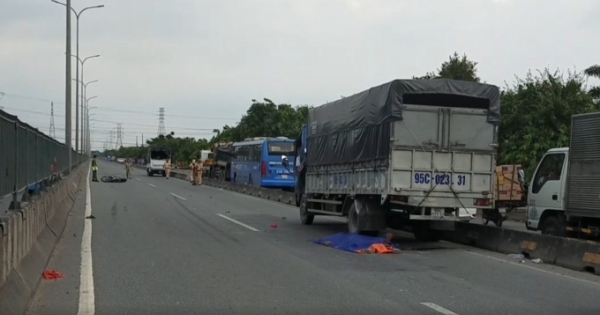 TP HCM: Trên đường về quê nghỉ Tết, hai thanh niên thương vong sau khi tông vào đuôi xe tải