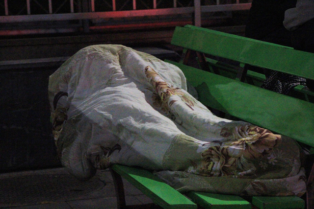 Nhiều người đ&atilde; phải ngủ tr&ecirc;n ghế ngay tại s&acirc;n Bệnh viện Bạch Mai.