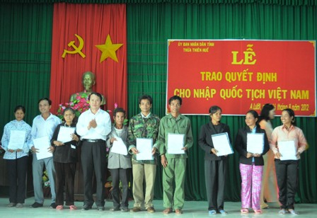 Trao quyết định cho những người nhập quốc tịch Việt Nam (Ảnh minh hoạ).