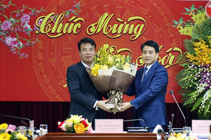 Chủ tịch UBND TP Nguyễn Đức Chung tặng hoa ch&uacute;c mừng Cục Thuế H&agrave; Nội