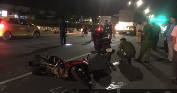 Bình Dương: Ngã ra đường sau va chạm, nam thanh niên bị xe tải tông tử vong