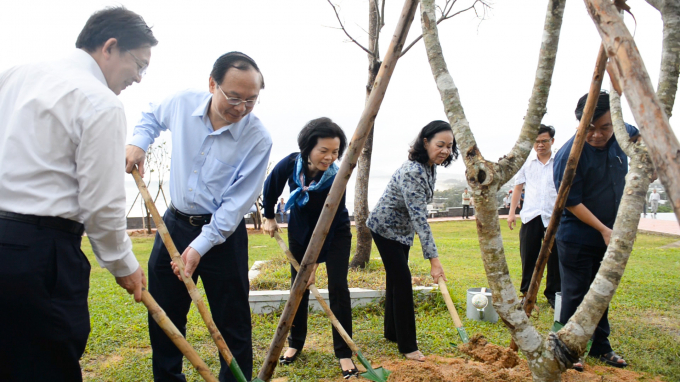 Bà Trương Thị Mai - Ủy viên Bộ Chính trị, Bí thư Trung ương Đảng, Trưởng ban Dân vận Trung ương cùng các đại biểu thực hiện nghi thức trồng cây của chương trình Quỹ 1 triệu cây xanh cho Việt Nam.