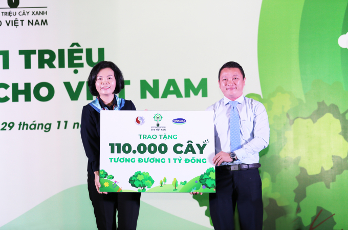 Bà Bùi Thị Hương – Giám đốc Điều hành Nhân sự, Hành chính &amp;amp; Đối ngoại Vinamilk trao bảng tượng trưng tặng 110.000 cây xanh của Quỹ 1 triệu cây xanh cho Việt Nam cho đại diện tỉnh Bình Định.