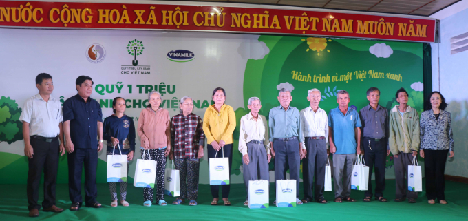 Bà Trương Thị Mai - Ủy viên Bộ Chính trị, Bí thư Trung ương Đảng, Trưởng ban Dân vận Trung ương cùng các đại biểu trao tặng 10 phần quà của Ban Tổ chức cho các gia đình thuộc diện chính sách của tỉnh Bình Định.