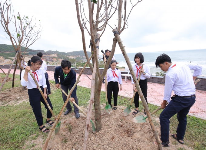 Các em học sinh và đoàn thanh niên tỉnh Bình Định tham gia trồng cây, chung tay bảo vệ môi trường tỉnh Bình Định.