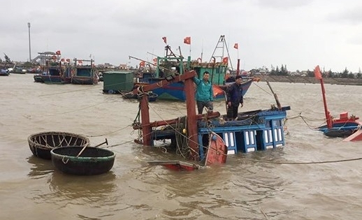 Tàu cá bị đánh chìm khi đang neo đậu tại bến, ngư dân thiệt hại hàng trăm triệu đồng