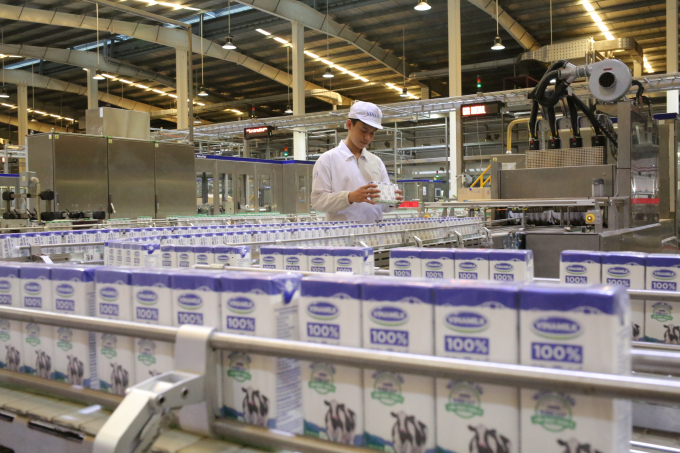 Cận cảnh một dây chuyền đang sản xuất sản phẩm Sữa tươi 100% có công suất lên đến 25.000 hộp/dây chuyền/giờ