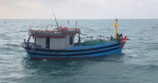 Cứu hộ tàu cá cùng 6 ngư dân gặp nạn cách đất liền 76 hải lý