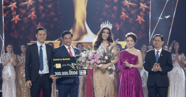 Nam A Bank trao thẻ JCB cho Tân Hoa hậu hoàn vũ Việt Nam 2019