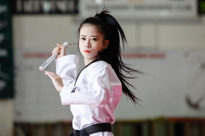 Châu Tuyết Vân (sinh năm 1990) là VĐV vừa xuất sắc giành tấm huy chương vàng taekwondo cho đoàn thể thao Việt Nam tại SEA Games 30. Trước đó, 9X từng giành 3 HCV SEA Games khác ở nội dung quyền thuật đồng đội nữ trong 3 kỳ SEA Games liên tiếp - 2013, 2015 và 2017.