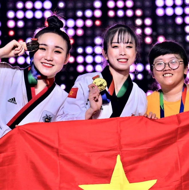 Châu Tuyết Vân có nhiều thành tích nổi bật trong sự nghiệp, từng liên tiếp giành 5 HCV ở Giải vô địch thế giới và 2 HCV giải châu Á. Tại giải Grand Prix Roma 2019 diễn ra hồi tháng 6, cô cùng các đồng đội đã mang về tấm HCV ở nội dung đồng đội quyền sáng tạo.