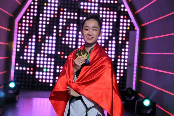 Nguyễn Thị Mộng Quỳnh (21 tuổi) là một trong những ngôi sao tỏa sáng tại SEA Games 30 khi giành tấm HCV taekwondo nội dung quyền biểu diễn sáng tạo.