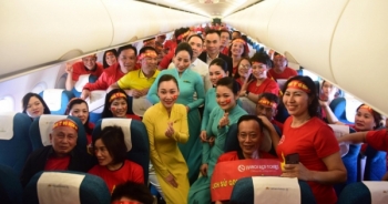 Tiếp viên Vietnam Airlines cùng CĐV hát quốc ca ở độ cao 10.000m trên chuyến bay cổ vũ U22 Việt Nam