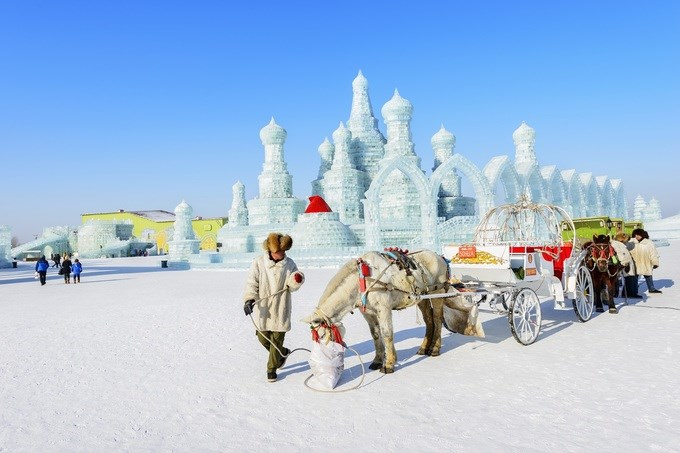 Cáp Nhĩ Tân, Trung Quốc Thành phố băng giá Cáp Nhĩ Tân được biết đến với lễ hội băng tuyết lớn nhất thế giới. Lễ hội này được tổ chức vào khoảng tháng 1, tháng 2 với 1.500 khối băng lớn. Hàng đêm, chúng được thắp sáng bởi những ánh đèn nhiều màu. Chủ đề của lễ hội được thay đổi hàng năm, từ quái vật tuyết trong truyền thuyết tới các địa danh nổi tiếng trên thế giới. Tuy nhiên, đặc trưng của lễ hội băng vẫn là tòa lâu đài băng khổng lồ. Ở đây, du khách cũng có thể trải nghiệm trượt tuyết, ngồi xe chó kéo, xe trượt tuyết và bơi lội trong mùa đông. Ảnh: Aphotostory/Shutterstock.