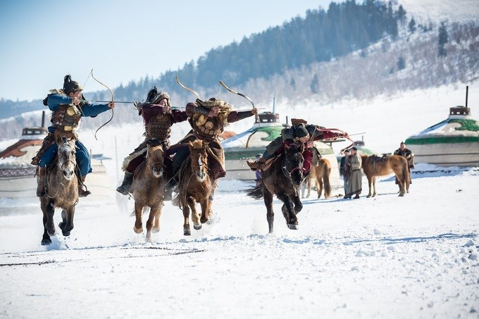 Ulaanbaatar, Mông Cổ Mùa đông ở Mông Cổ khắc nghiệt và kéo dài, nhiệt độ ở thủ đô lạnh nhất thế giới Ulaanbaatar có thể xuống tới âm 40 độ C. Vì vậy, đây là mùa du lịch thấp điểm với phòng khách sạn và các dịch vụ giá rẻ. Mông Cổ có 250 ngày nắng mỗi năm, bất kể là trong mùa đông, vì vậy bức tranh tuyết phủ càng trở nên huyền ảo hơn. Khi tới đây, du khách có thể tham quan chợ Naran Tuul, mua ủng, áo khoác, mũ và găng tay kiểu truyền thống. Để ngắm nhìn khung cảnh thảo nguyên băng giá, bạn có thể tới tỉnh Tov, cách thủ đô Ulaanbaatar không xa. Ảnh: Pises Tungittipokai/Shutterstock.