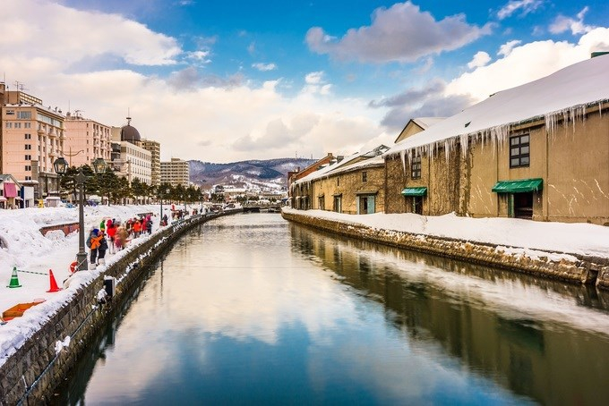 Otaru, Nhật Bản Otaru được xem là xứ sở thần tiên vào mùa đông. Thị trấn thu hút du khách bởi kênh đào và những ngôi nhà bằng đá. Trước đây, khu vực kênh đào là nơi buôn bán cá trích nhưng giờ là các nhà hàng và quán ăn. Hàng năm, ở đây tổ chức lễ hội Con đường ánh sáng Otaru, với hơn 15.000 ngọn nến tuyết và đèn khổng lồ thắp sáng những con đường nhỏ. So với các tỉnh, thành khác của Nhật Bản, thị trấn có khung cảnh gần giống Nga, đặc biệt trong mùa đông. Ảnh: Sean Pavone/Shutterstock.