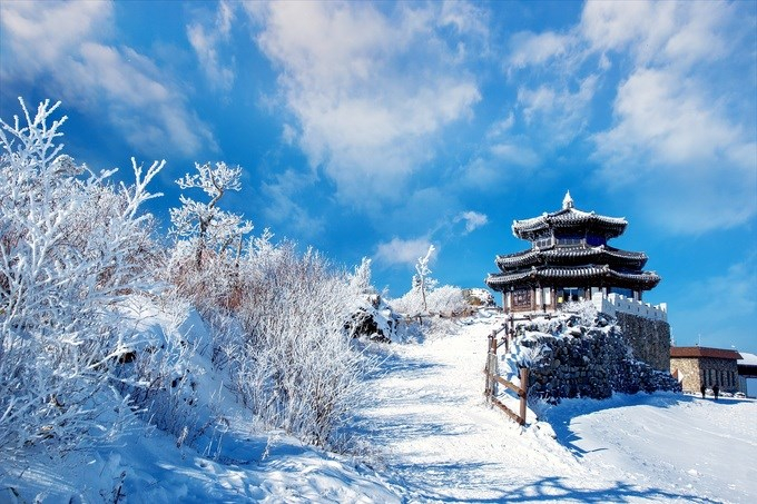 Vườn quốc gia Deogyunsan, Hàn Quốc Đây là một trong những điểm trượt tuyết nổi tiếng nhất của Hàn Quốc, cách thủ đô Seoul khoảng 3 giờ lái xe. Nơi đây có những đường dốc tuyết dài cho người chơi chuyên nghiệp và cả dốc phù hợp cho người mới bắt đầu. Ảnh: Raker/Shutterstock.
