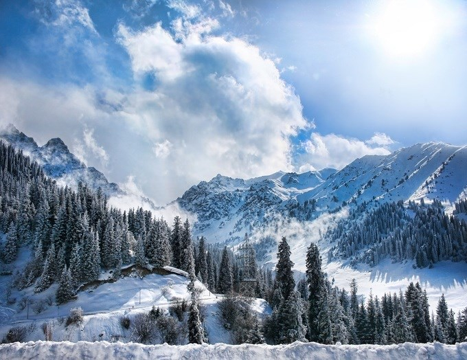 Almaty, Kazakhstan Được bao quanh bởi những đỉnh núi hùng vĩ, thành phố này là điểm đến phổ biến của những người đam mê các môn thể thao tuyết. Với độ cao hơn 3.900 m, các đỉnh núi ở đây có tuyết bao phủ từ tháng 12 đến tháng 4. Hai khu vực trượt tuyết mà du khách có thể ghé thăm là Chimbulak và Ak-Bulak. Ảnh: Pikoso Kz/Shutterstock.